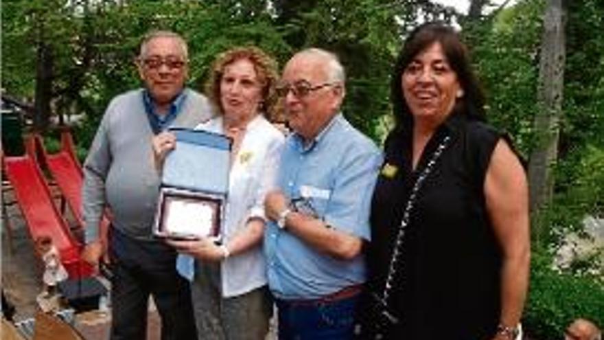 M. Teresa Monclús sosté una placa a les mans.