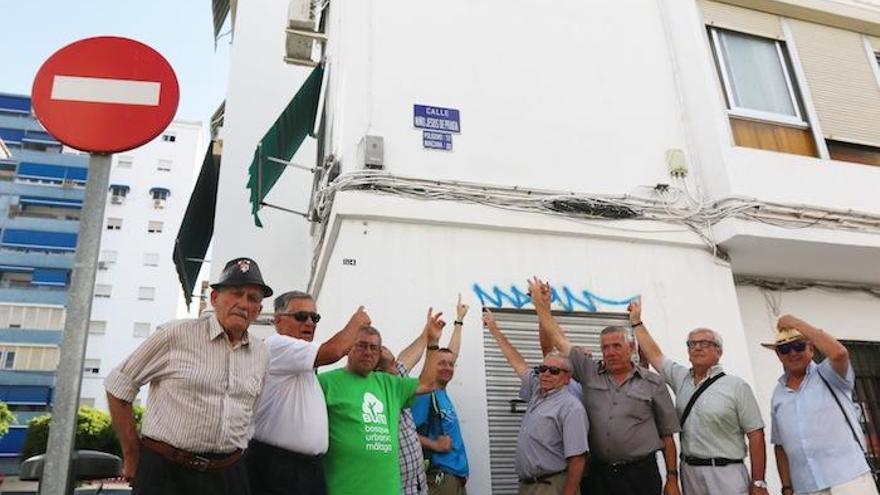 Vecinos y dirigentes vecinales ayer, en un rincón de la barriada de Sixto surcado de cables.