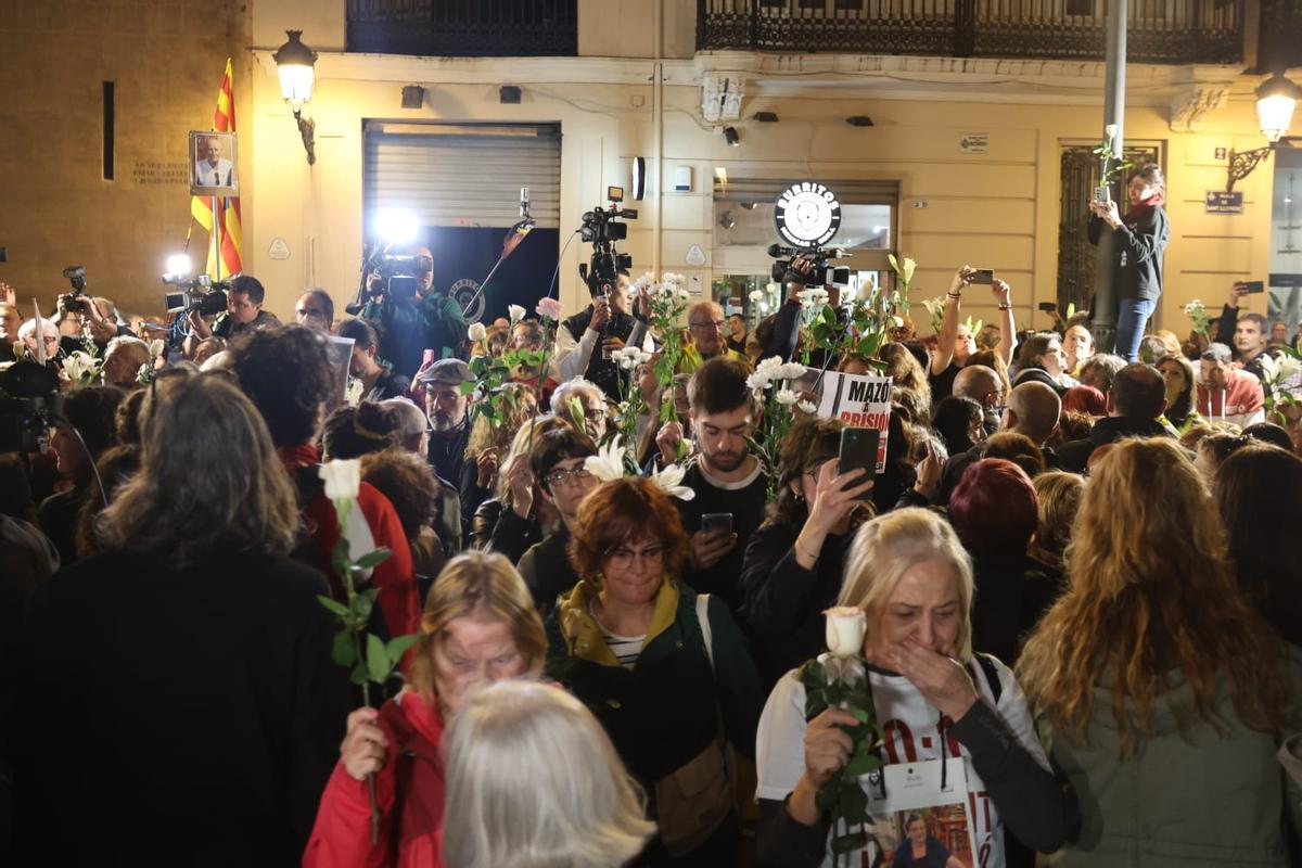 Decenas de valencianos se concentran frente a las Corts para pedir el enjuiciamiento de Mazón por su gestión de la dana