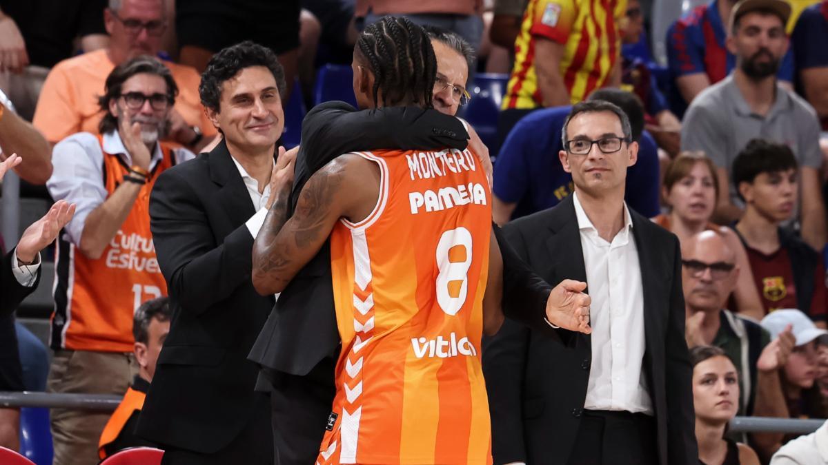 Jean Montero y Pedro Martínez se abrazan en el Palau tras ganar la Liga Endesa