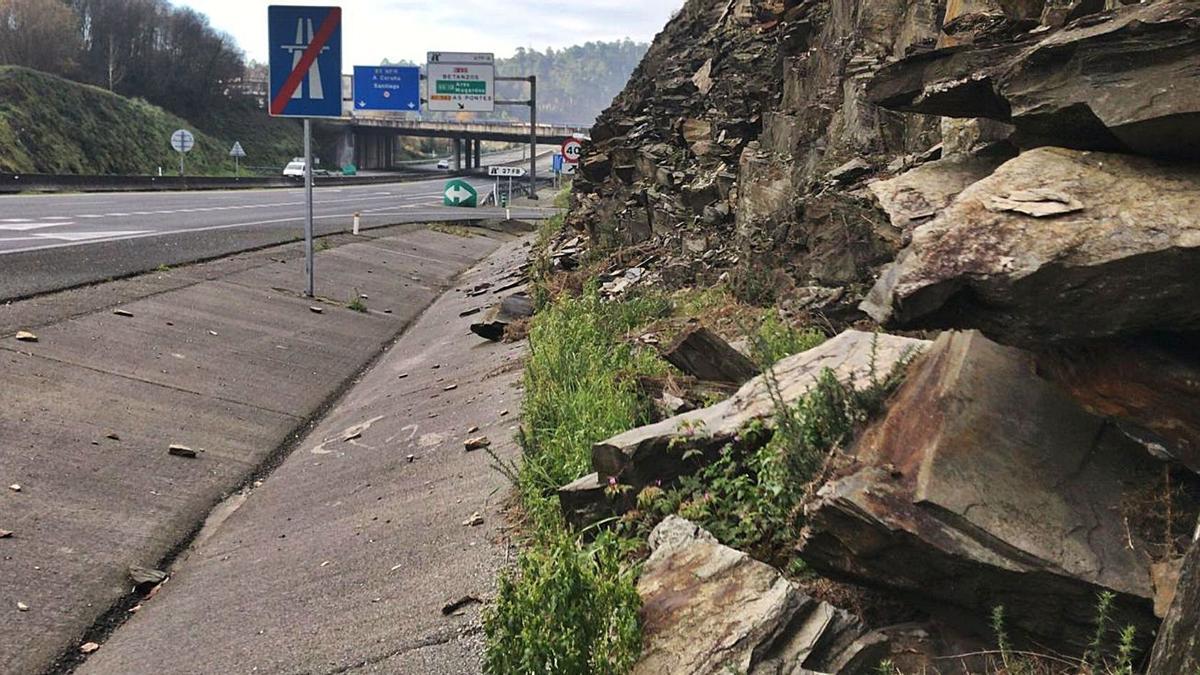 Laderas de montaña con rocas desprendidas sin protección