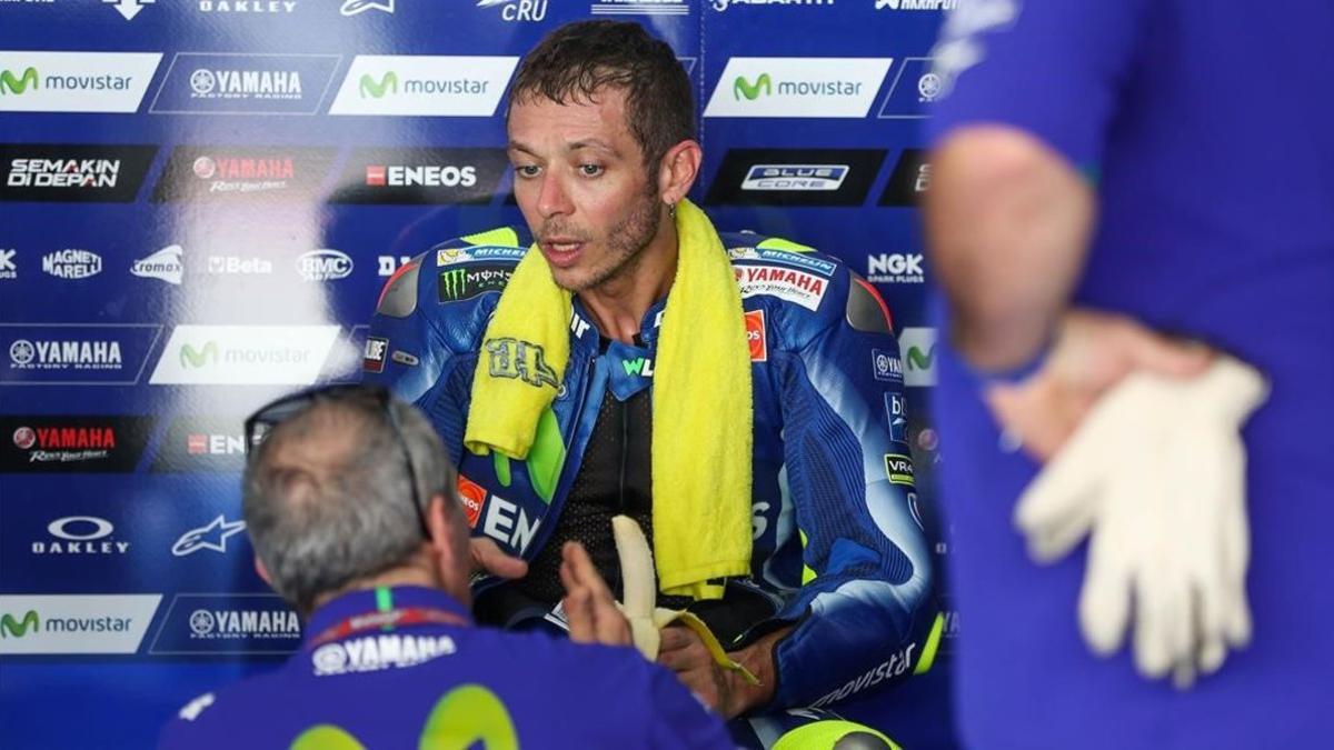 Valentino Rossi conversa con uno de los técnicos de Yamaha, en Malasia.