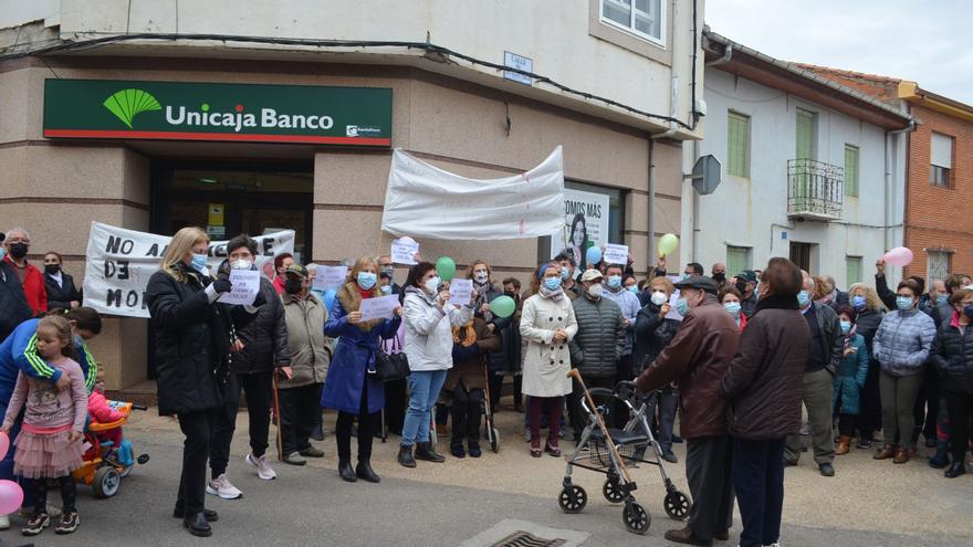 Zamora Vaciada: Morales y Vecilla claman a Unicaja que mantenga la sucursal en el pueblo