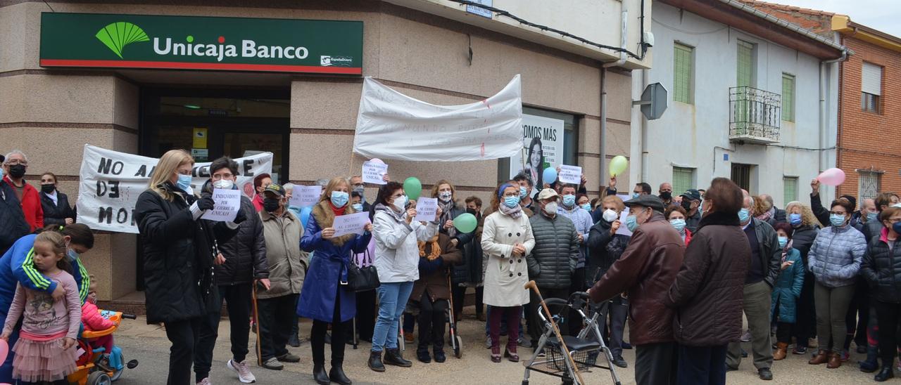 Los vecinos de Morales y Vecilla piden que no se cierre la oficina de Unicaja. | E. P.