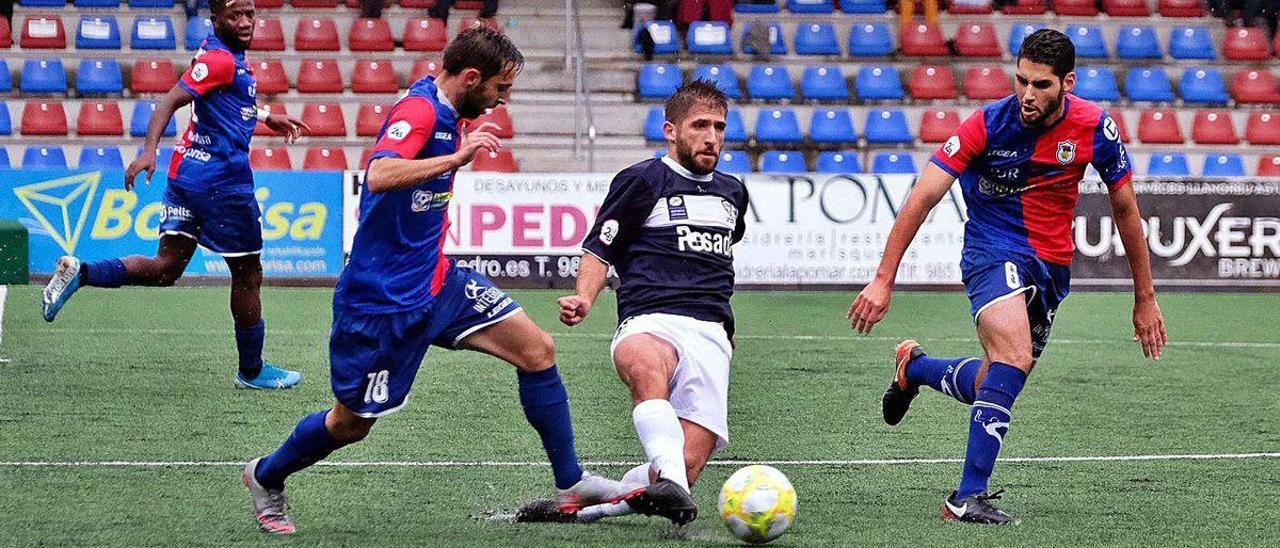 Álex Arias da un pase en el Langreo-Marino de la pasada temporada.