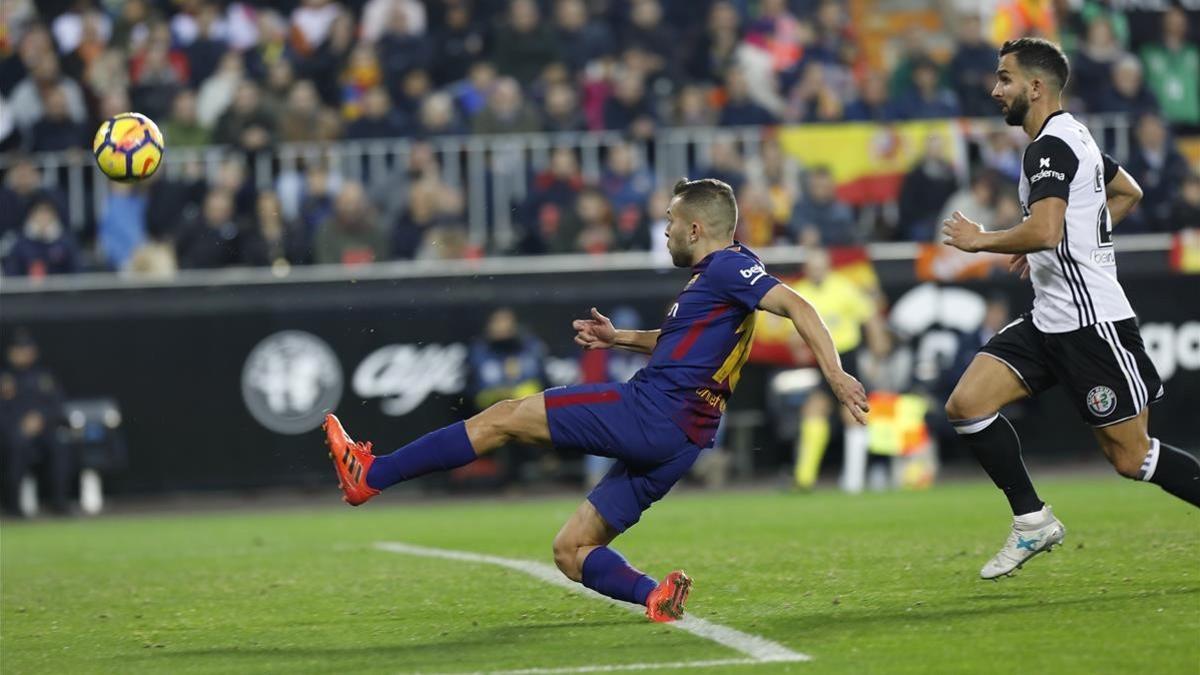Jordi Alba marca el gol del empate en Mestalla a pase de Messi.