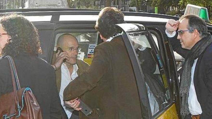 Marta Rovira, Raül Romeva, Josep Rull i Jordi Turull en un taxi, intentant despistar la premsa per assistir a la reunió secreta d&#039;ahir