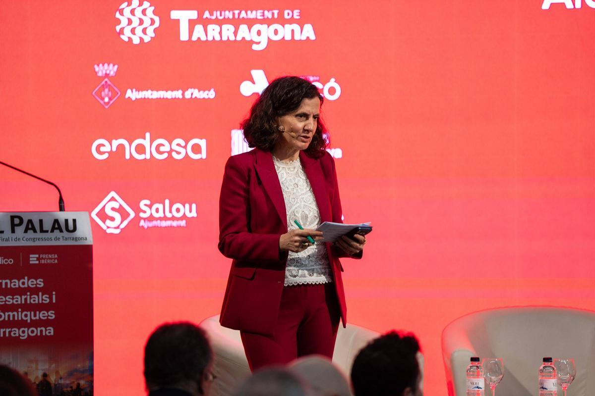 Gemma Martínez, directora adjunta de EL PERIÓDICO, moderando una de las mesas de las jornadas