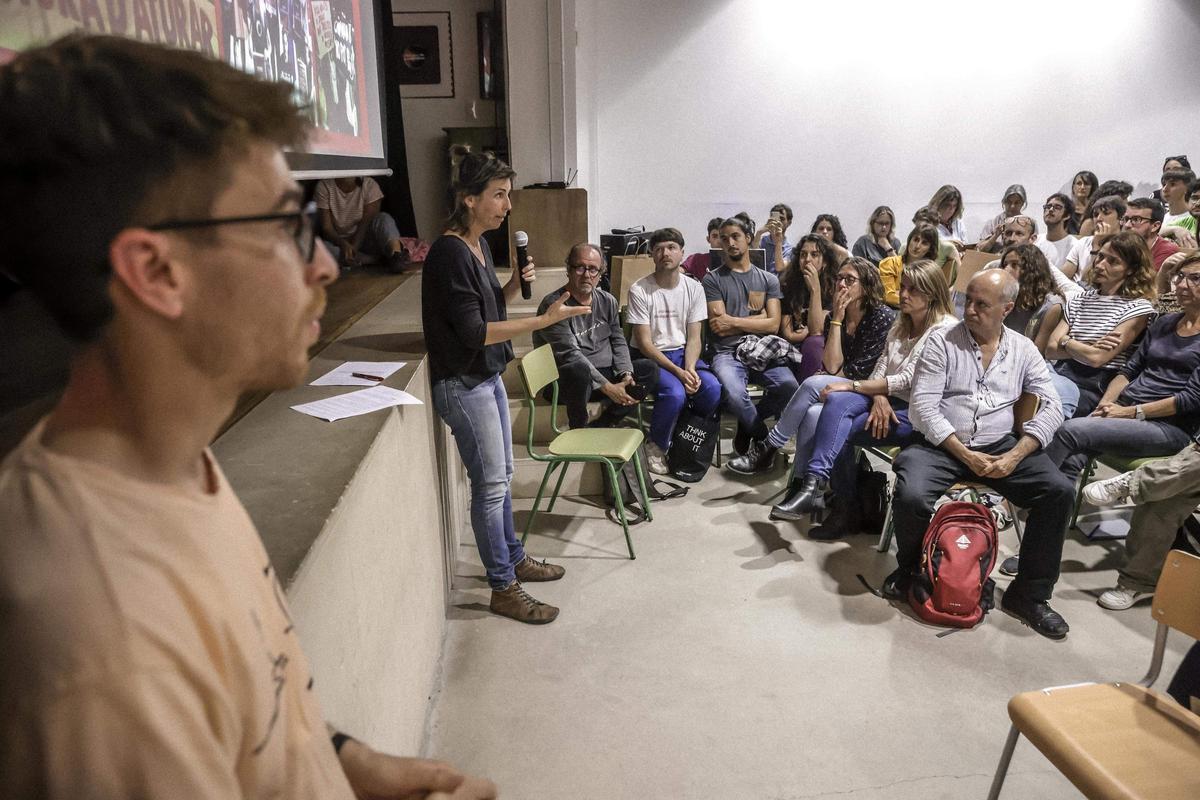 FOTOS | Así ha sido la asamblea ciudadana contra la masificación turística en el IES Sineu