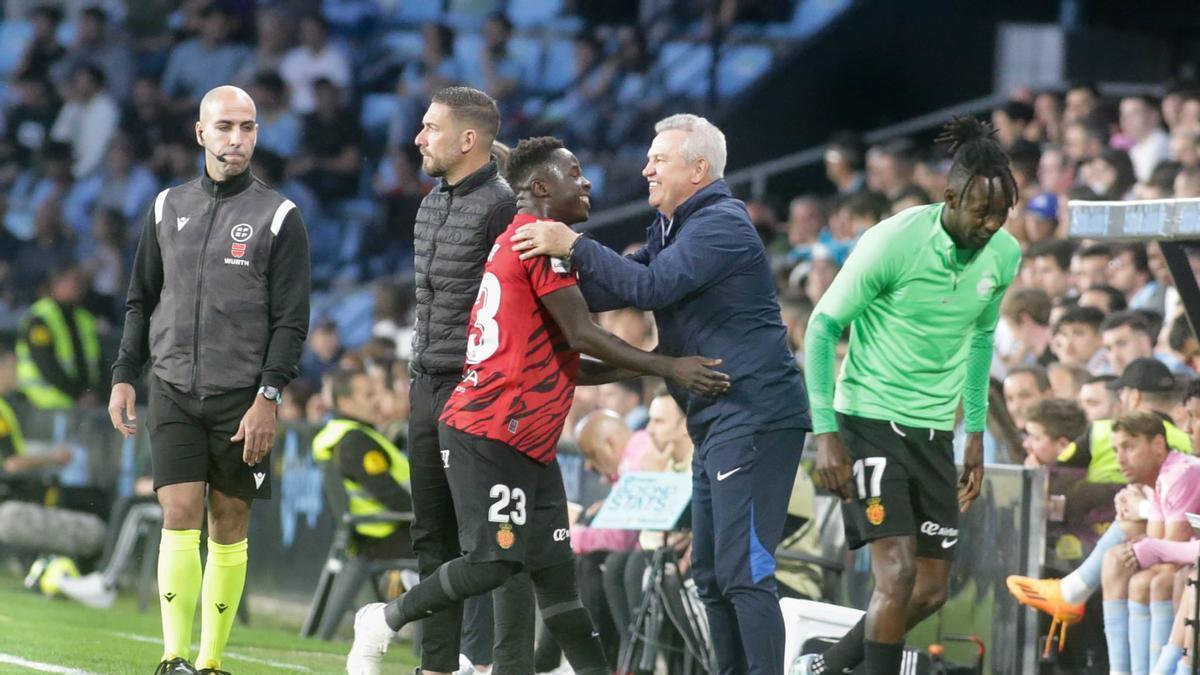 Amath abraza a Aguirre tras el gol en Balaídos.