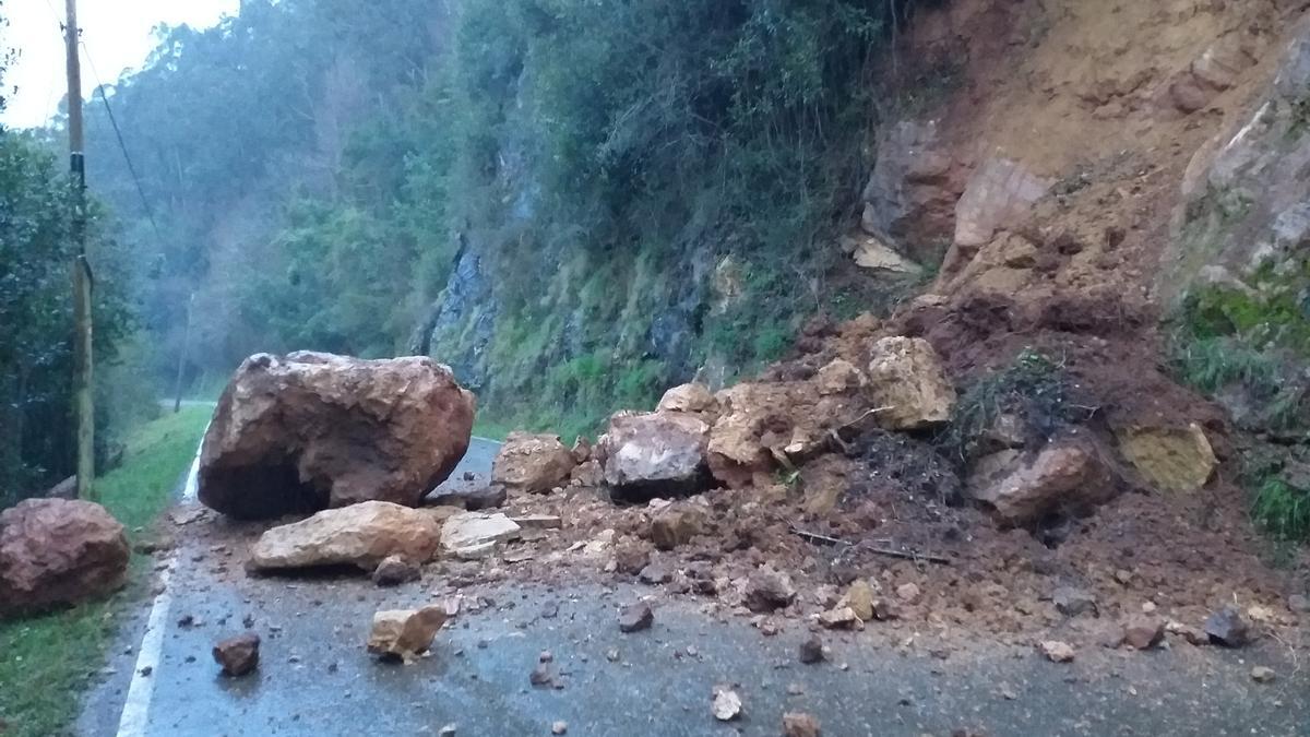 Un argayu sobre l&#039;antigua carretera ente Pravia y Corniana