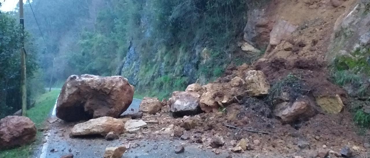 Un argayo sobre la antigua carretera entre Pravia y Cornellana