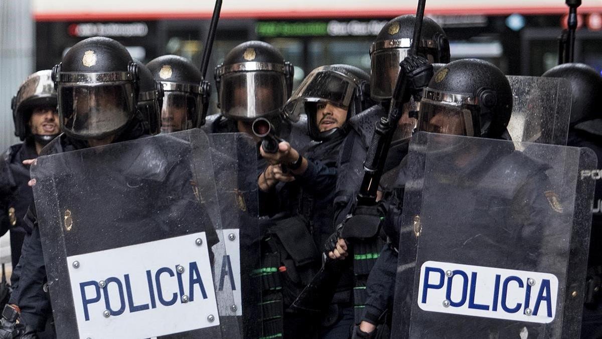 Un momento de la actuación de los antidisturbios de la Policía ante el colegio Ramon Llull de Barcelona, el 1 de octubre del 2017.