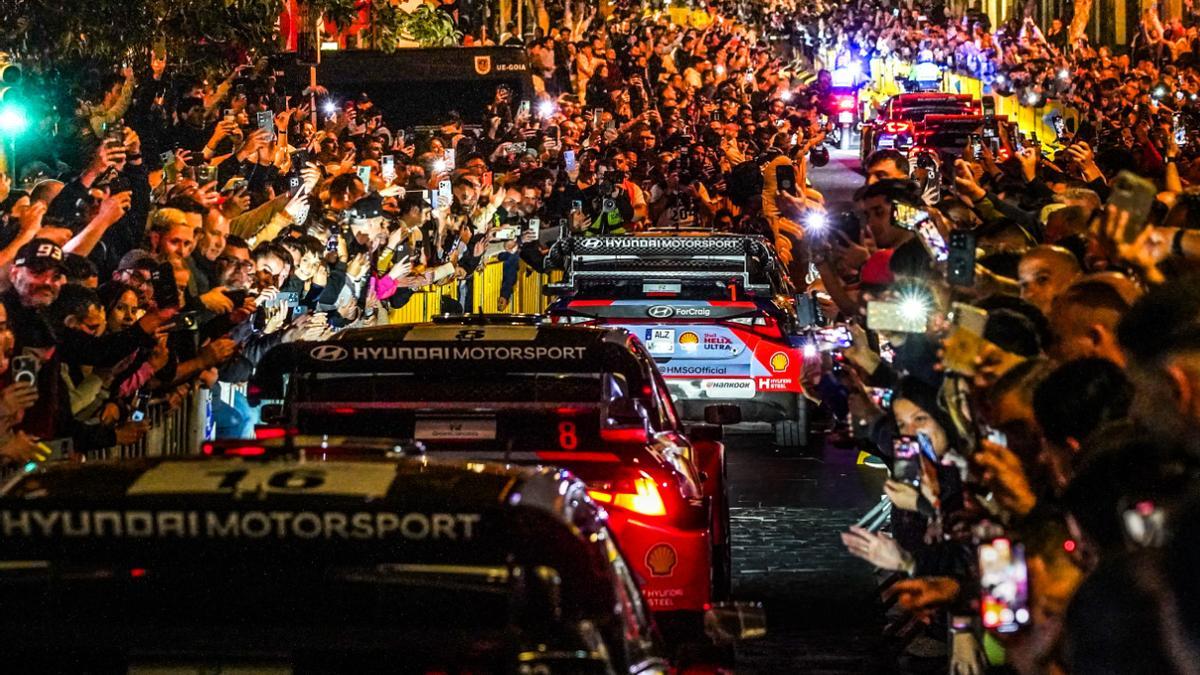 Presentación de los pilotos del Rally Islas Canarias en la plaza de Santa Ana