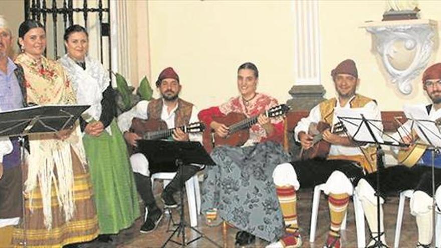 La Pérgola acoge el folclore popular de las casas regionales de Castellón