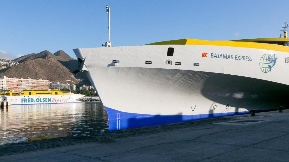 El Bajamar Express, atracado en Santa Cruz de Tenerife.