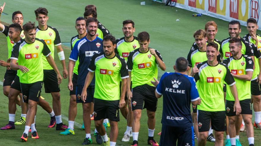 La plantilla del Elche, ayer, durante el entrenamiento en el Martínez Valero.