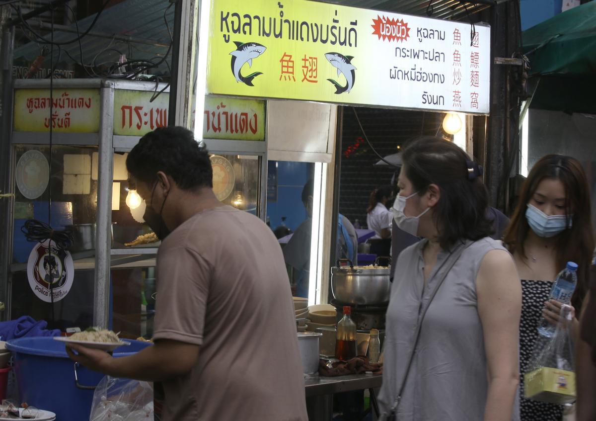 El tiburón, una delicatessen que sobrevive en Bangkok