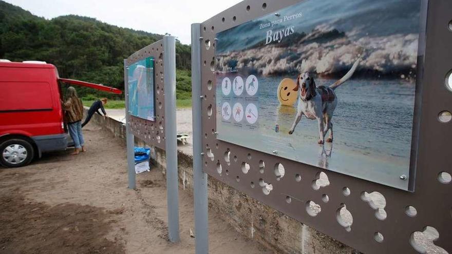 Los nuevos paneles informativos instalados en el aparcamiento de la playa de Bayas.