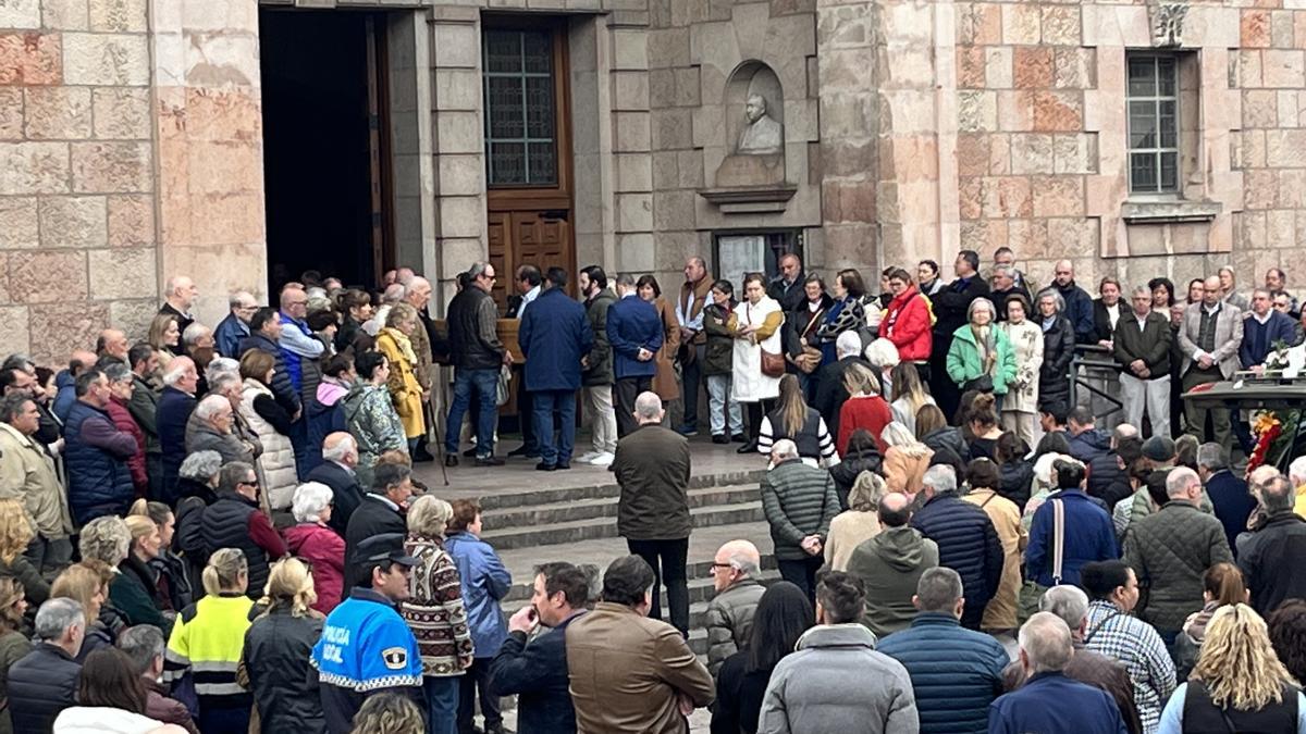 La entrada del féretro a la iglesia de Cangas de Onís.