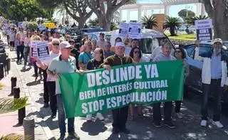 Una marcha pide proteger como BIC las casas junto a las playas de la Araña y El Palo
