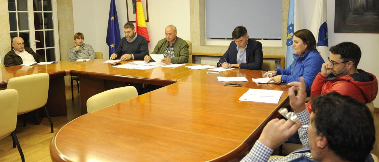 Rafael Méndez, a la derecha, rompió en octubre la disciplina de voto del PP.   | // BERNABÉ/JAVIER LALÍN