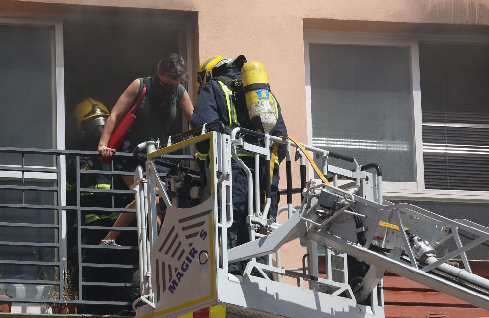 El fuego calcina un edificio de Héroe de Sostoa