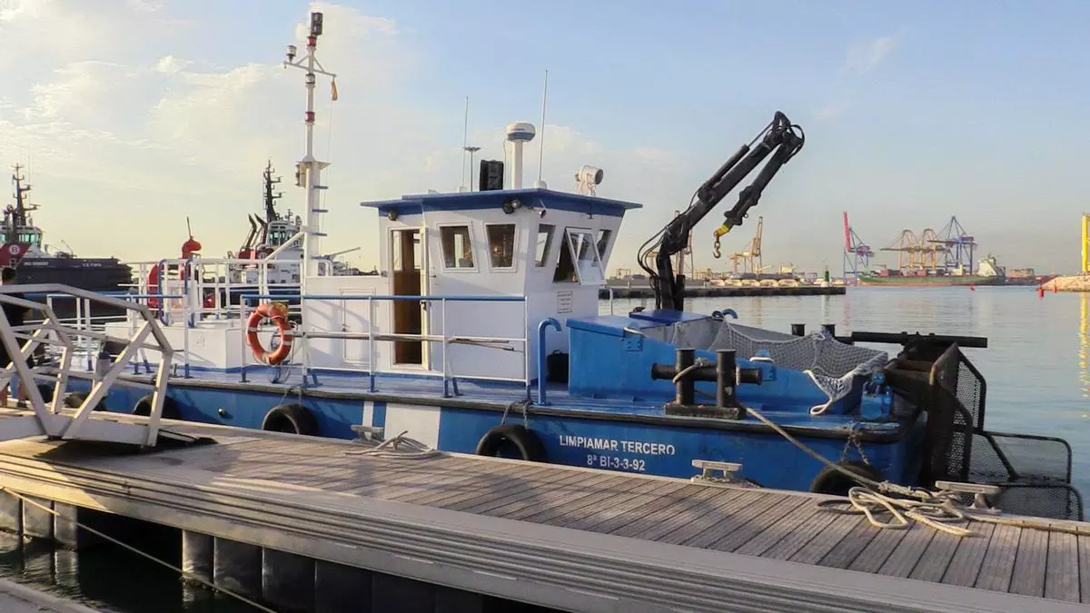 El puerto de València retiró casi tres toneladas de residuos flotantes en 2024