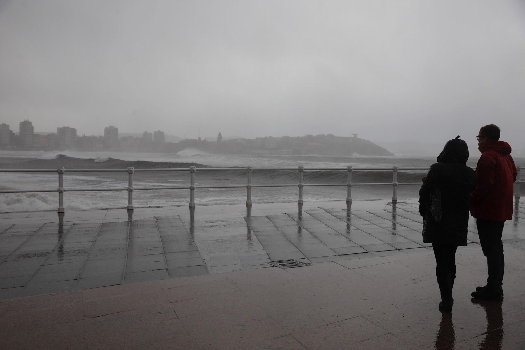 En imágenes: La segunda jornada del temporal azota Gijón