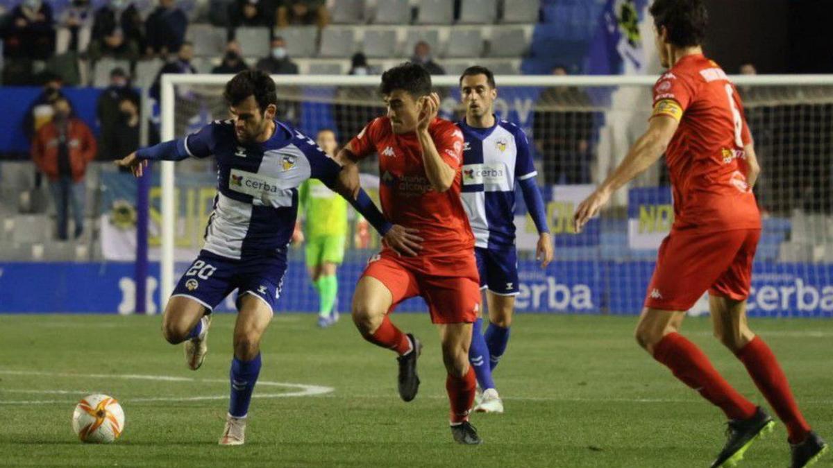 Iago Indias se lleva un balón ante dos futbolistas del Alcoyano. | CE SABADELL