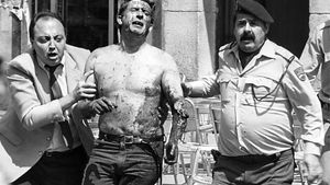 Un herido es evacuado del aparcamiento de la plaza Felipe II de Madrid el 12 de junio de 1995, después de que ETA volara un coche usado en un atentado.