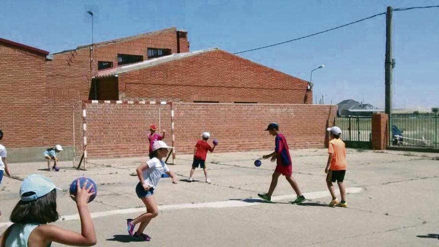 Niños de Villanueva del Campo realizan actividades deportivas en el campamento de día.