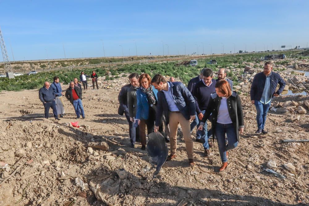 Pablo Casado, Isabel Bonig y Carlos Mazón visitan la zona en la que se rompió la mota del río en Almoradí