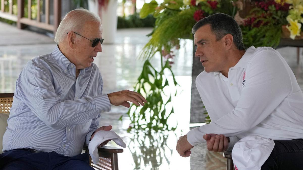 El presidente de Estados Unidos, Joe Biden, con el español Pedro Sánchez, durante la reunión del G20 en Bali, Indonesia, el pasado 16 de noviembre de 2022.