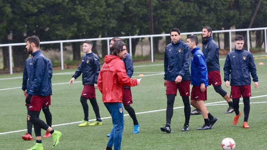 Entrenamiento del Pontevedra en A Xunqueira esta temporada. // Rafa Vázquez