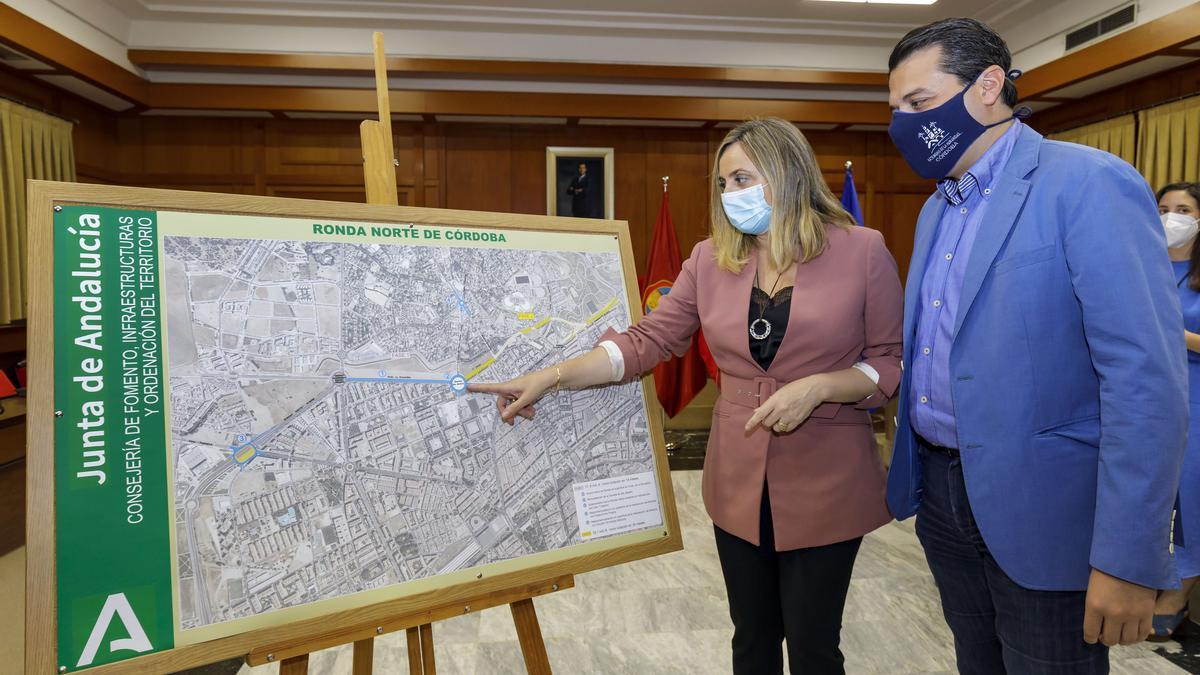 Marifrán Carazo y José María Bellido, durante la presentación de las obras de la ronda Norte que competen a la Junta.