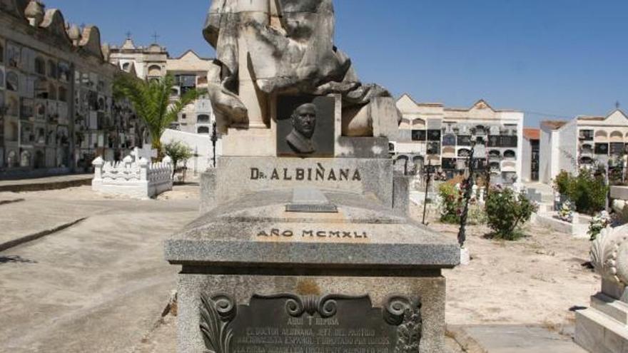 Mausoleo construido en memoria del doctor Albiñana en el cementerio de Enguera.