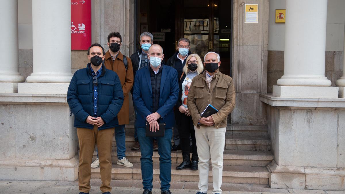 Foto de familia de la comitiva de Moncofa, antes de entrar a la reunión, ante la fachada de la Subdelegación del Gobierno.