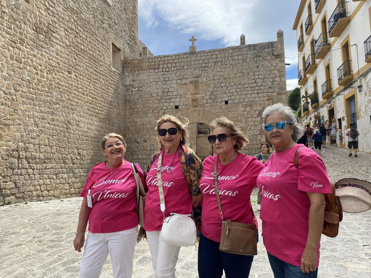 Turistas de Valencia en la plaça de Vila.