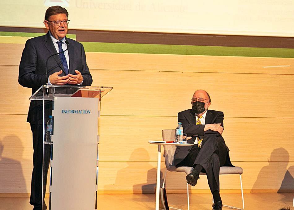 El presidente de la Generalitat, Ximo Puig, durante su intervención, junto a García Miralles.