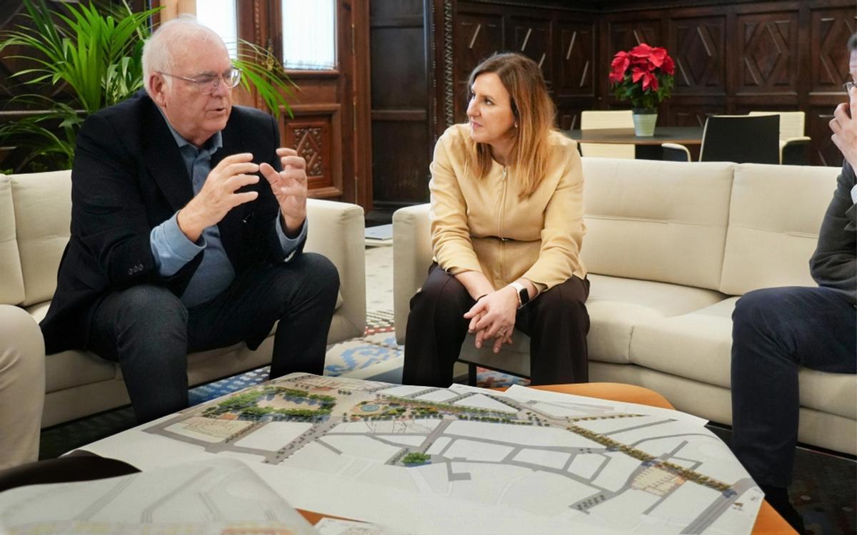 El arquitecto Miguel del Rey le explica a la alcaldesa de Valencia, María José Catalá, el proyecto de remodelación de la plaza del Ayuntamiento.