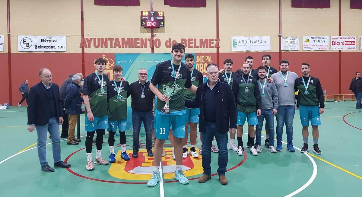 El UCB, con la copa de subcampeón de la Copa Diputación masculina de baloncesto.