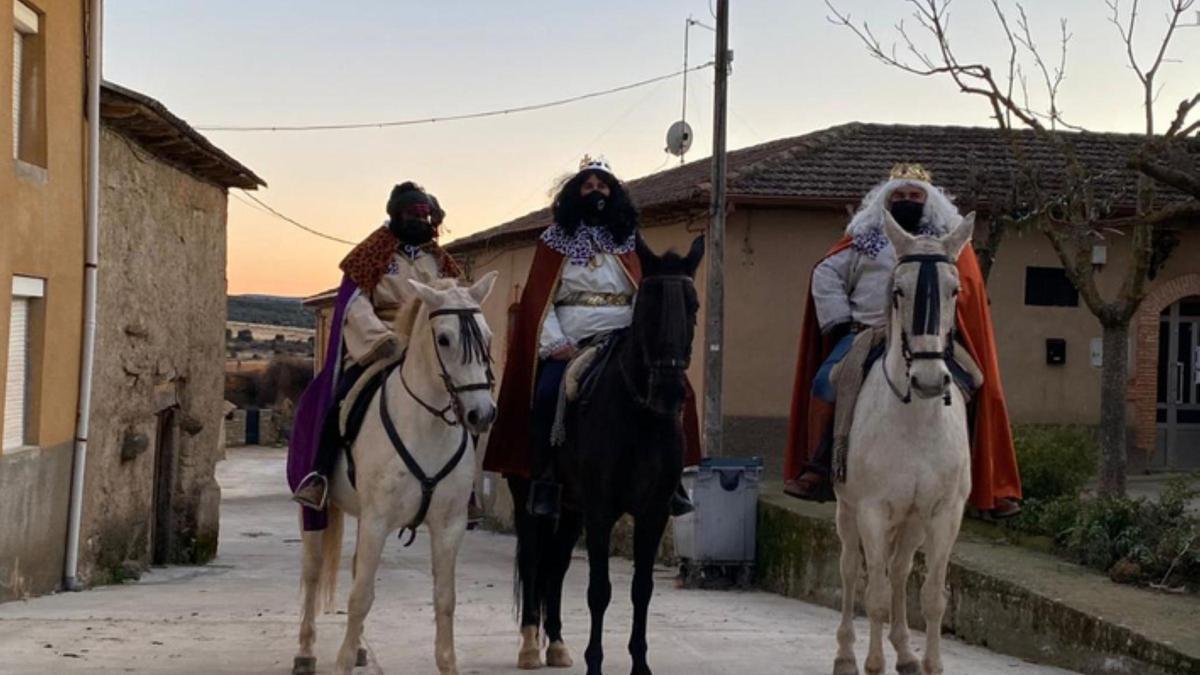 Los Reyes Magos reparten ilusión a los niños de Benavente y comarca. / E. P.