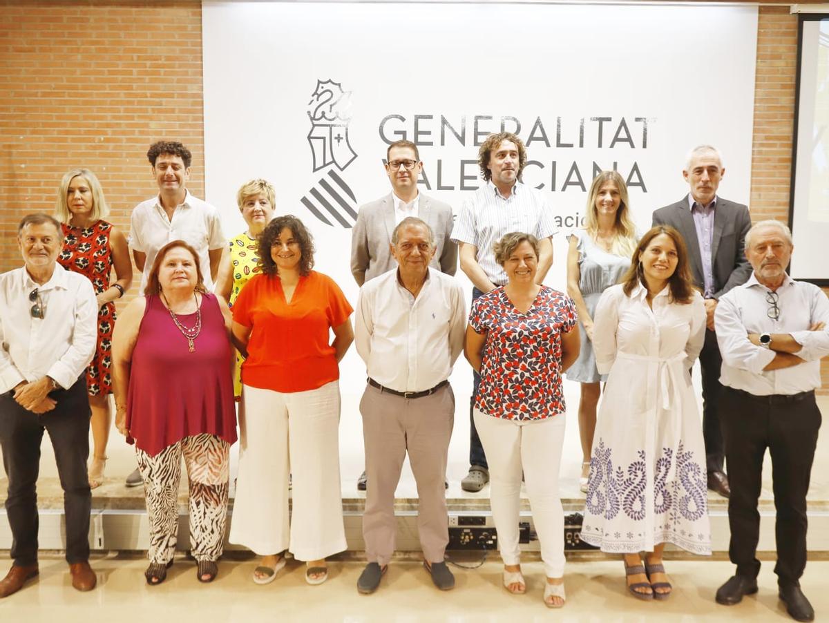 La consellera Raquel Tamarit y el secretario autonómico Miguel Soler, acompañados por el equipo directivo de Educación de la Generalitat