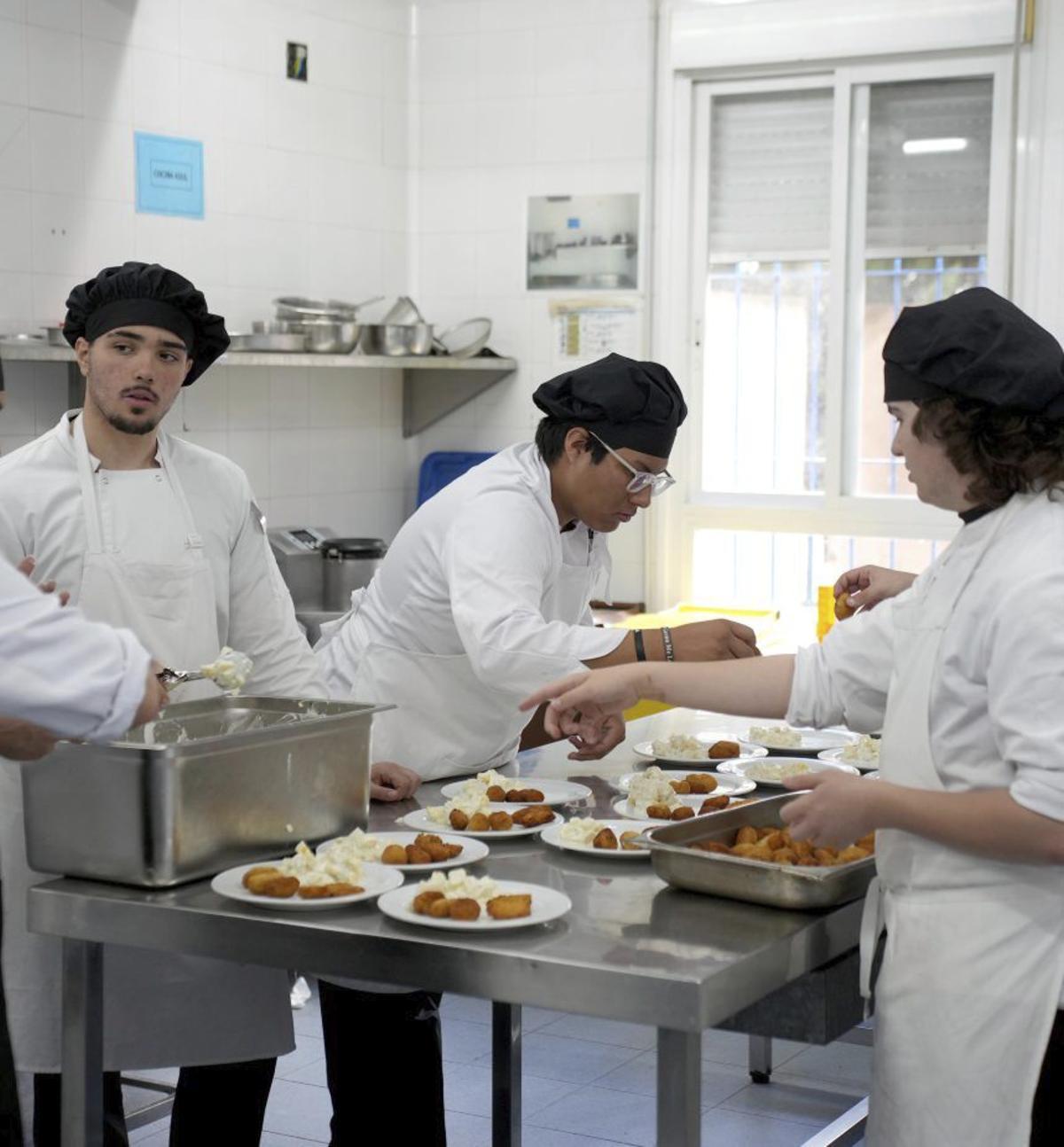 Alumnos de Confección del IES Colonial de Fuente Palmera.