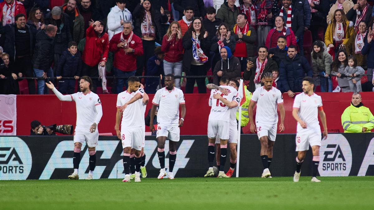 Los jugadores del Sevilla celebran el gol de Isaac frente al Atlético
