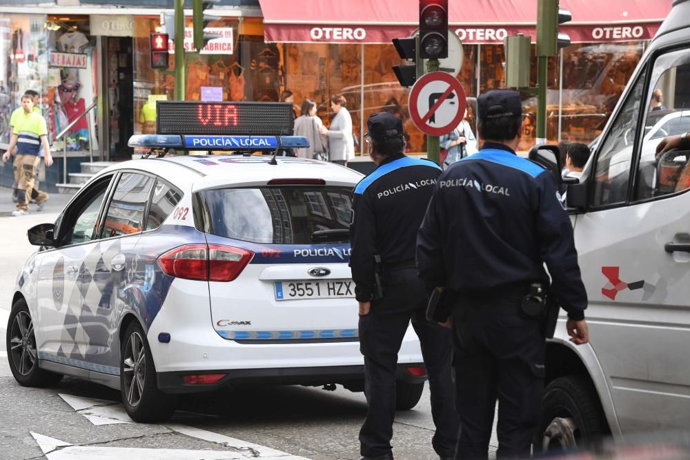 Policías locales informan a conductores y sancionan las infracciones más graves.