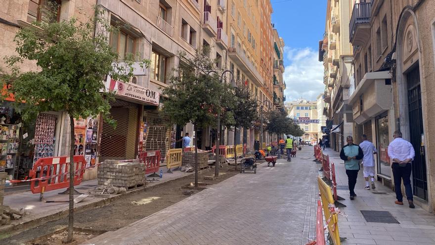 Adiós a la trama verde de la calle Velázquez de Palma, que vuelve a ser pavimentada cinco años después de su inauguración