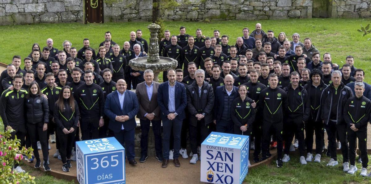 Los árbitros y asistentes de Primera División, con Louzán, Fran Soto, Pablo Prieto y Telmo Martín. | FDV