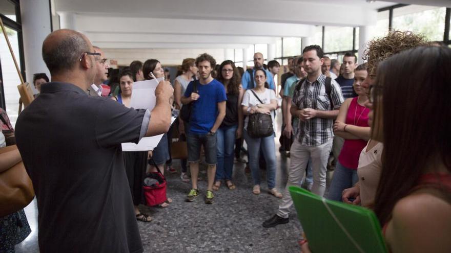 Docentes antes de entrar al examen, en 2016.